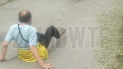 У Львові чоловік повзав тротуаром (ВІДЕО)