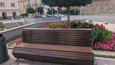 У центрі Львова оновили вуличні меблі