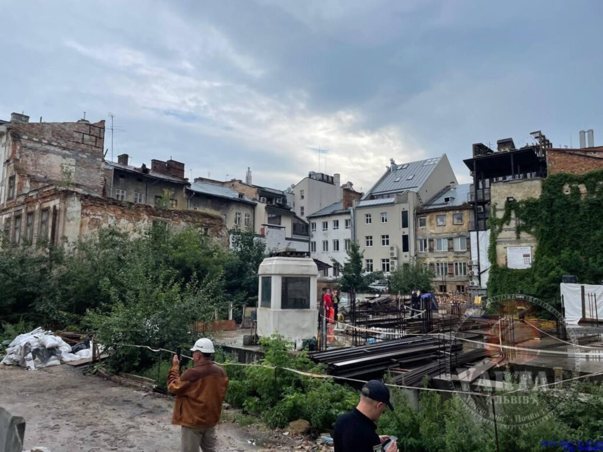 У центрі Львова ліквідовують обвал стіни будинку