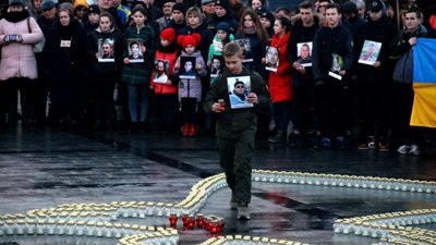 Біля пам’ятника Шевченку поіменно згадали Героїв Небесної Сотні (ФОТОРЕПОРТАЖ)