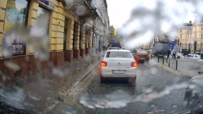 У Львові на автівку під час руху впала льодова брила (ВІДЕО)