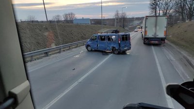 У Зубрі - лобове зіткнення: вантажівка не розминулась із мікроавтобусом (ФОТО)