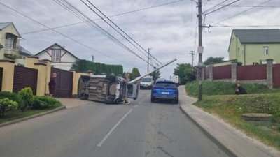 Біля Львова перекинувся автомобіль (ВІДЕО)