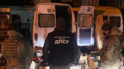 На Буковині правоохоронці виявили 35 тисяч пачок сигарет сумнівного походження (ФОТО, ВІДЕО)