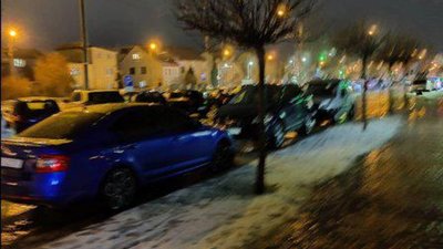 У спальному районі Львова комусь заважають припарковані автомобілі (ФОТО)