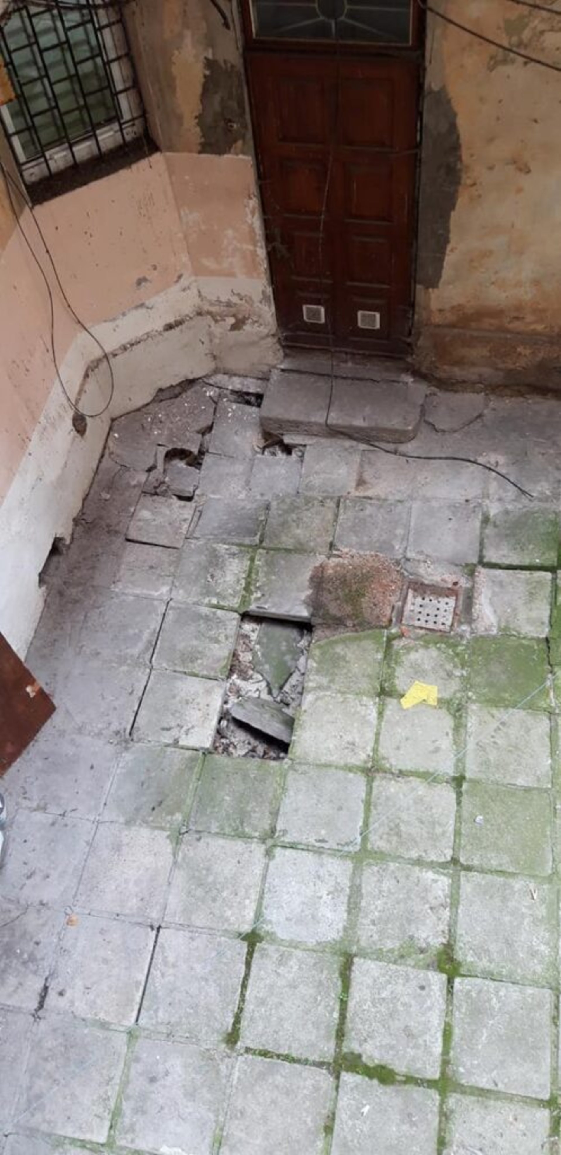 У Львові біля житлового будинку утворилося провалля, фото ГЛМЛ