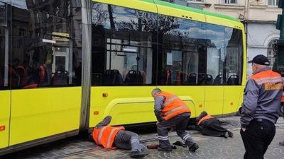 У центрі Львова трамвай зійшов з рейок (ФОТО)