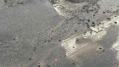 У Львові розвалюється дорожнє покриття на одній з вулиць (ФОТО)