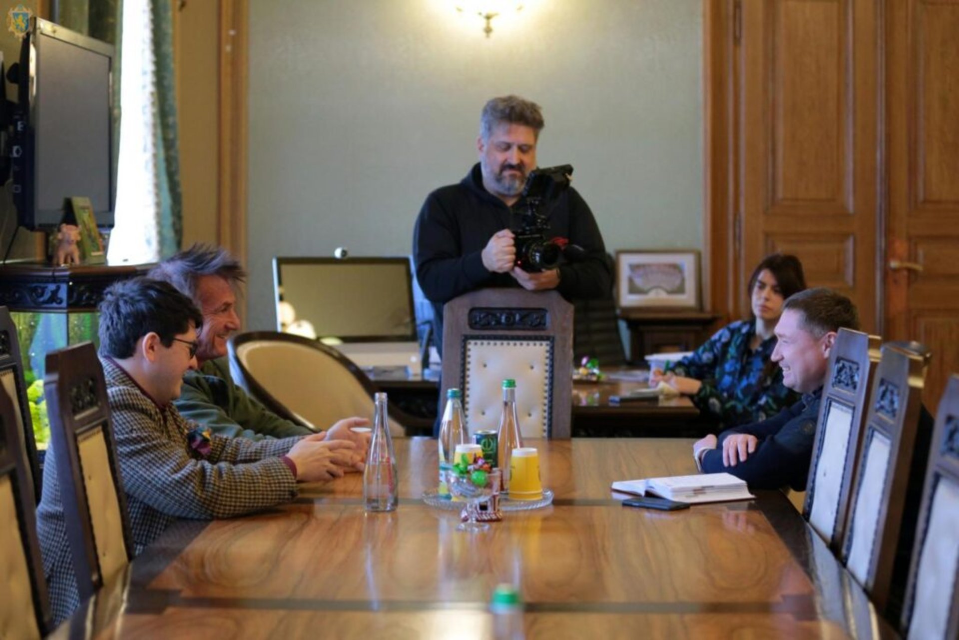 Благодійна організація актора Шона Пенна буде допомагати українським переселенцям на Львівщині