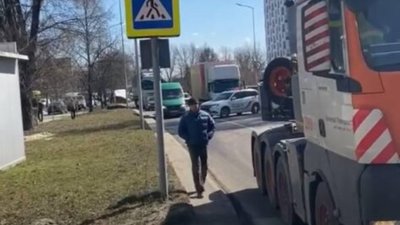 У Львові через острівець безпеки застрягла вантажівка (ФОТО, ВІДЕО)