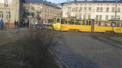 У Львові не розминулись трамвай та автобус (ВІДЕО)