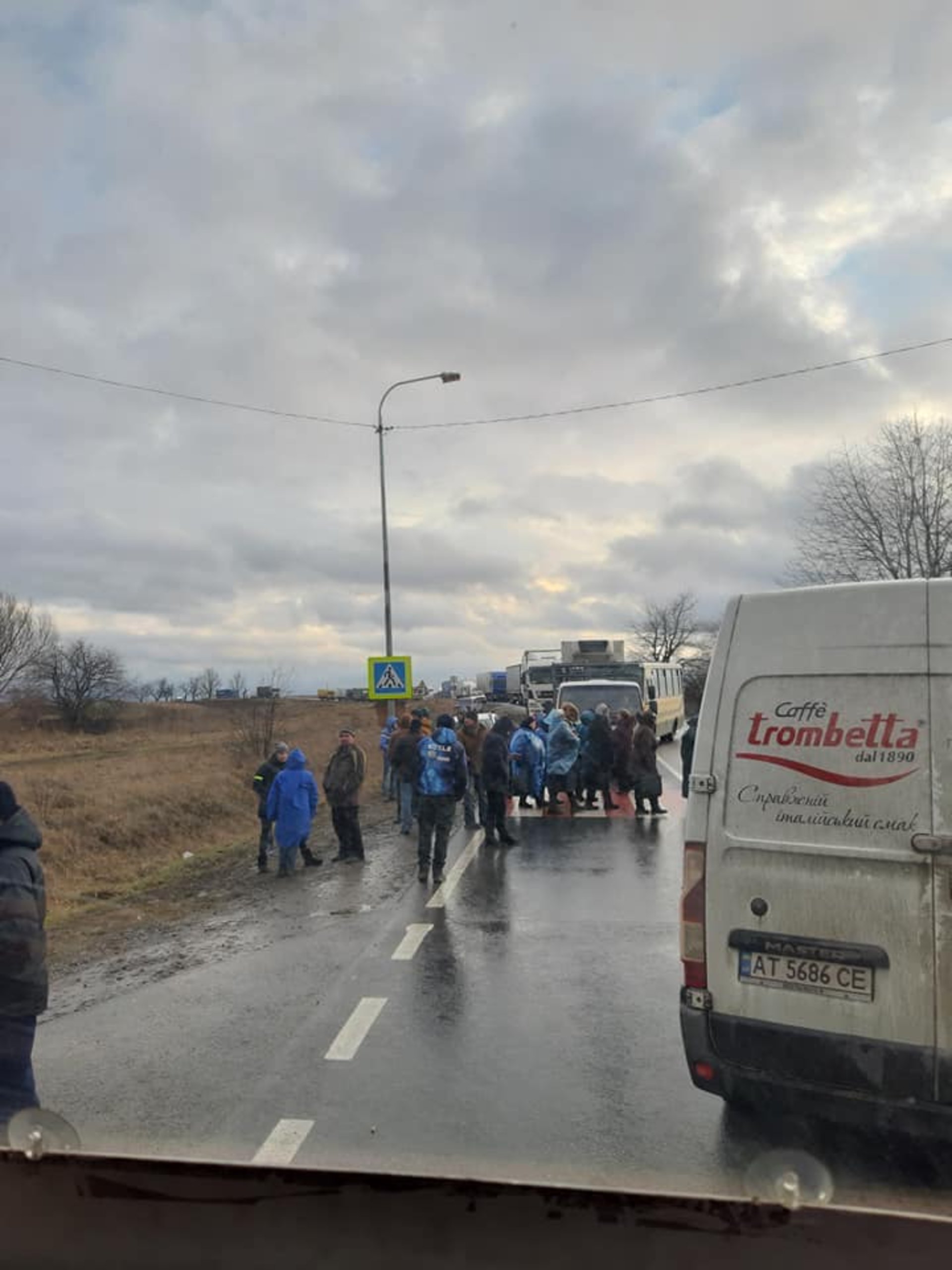 На Львівщині знову заблокували рух на трасі до Івано-Франківська. Фото Варта-1