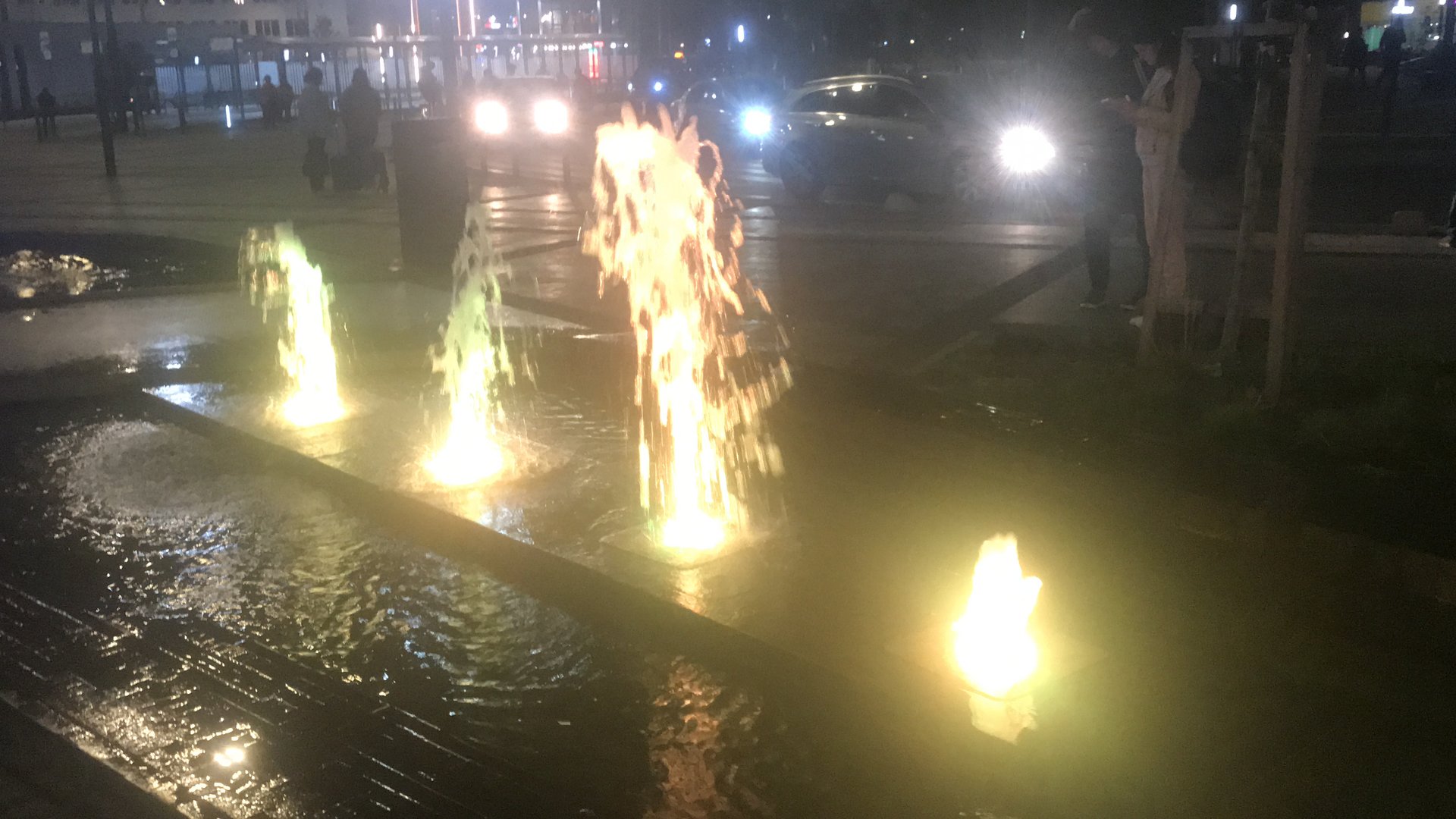 Патріотичний фонтан працює на головному залізничному вокзалі Львова, фото Четверта студія