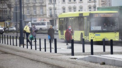 У Львові на вулиці Бандери встановлюють антипаркувальні стовпці