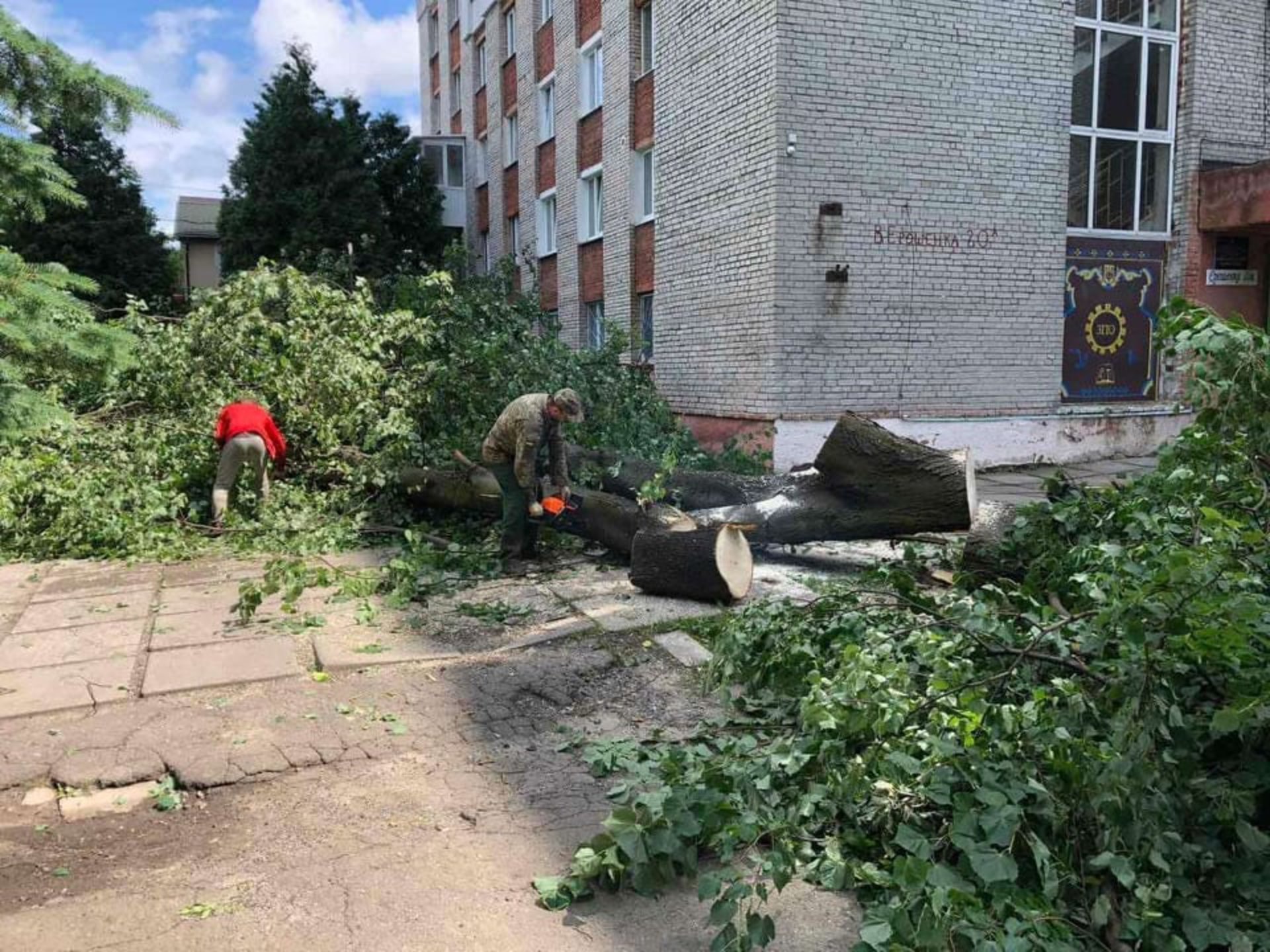 У Львові комунальні служби продовжують прибирати місто від наслідків негоди, фото ЛМР