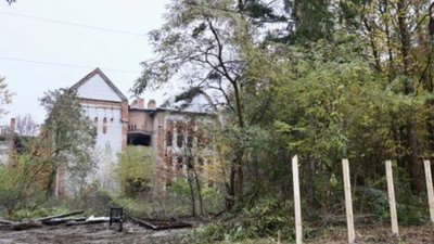 Суд постановив повернути з приватної власності ділянку з недобудованою школою у Брюховичах