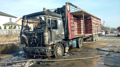 На Яворівщині згоріла вантажівка