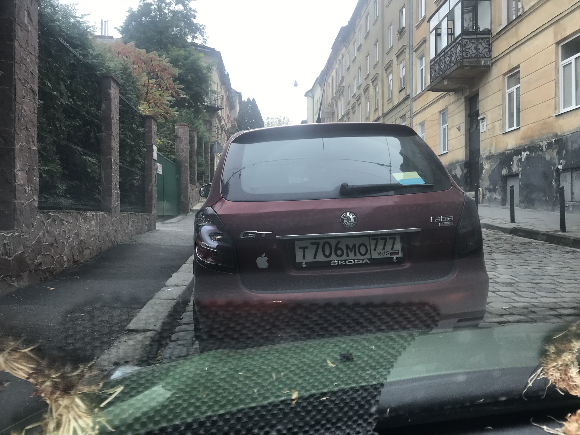 У центрі Львова помітили автомобіль із російськими номерами, фото Четверта студія