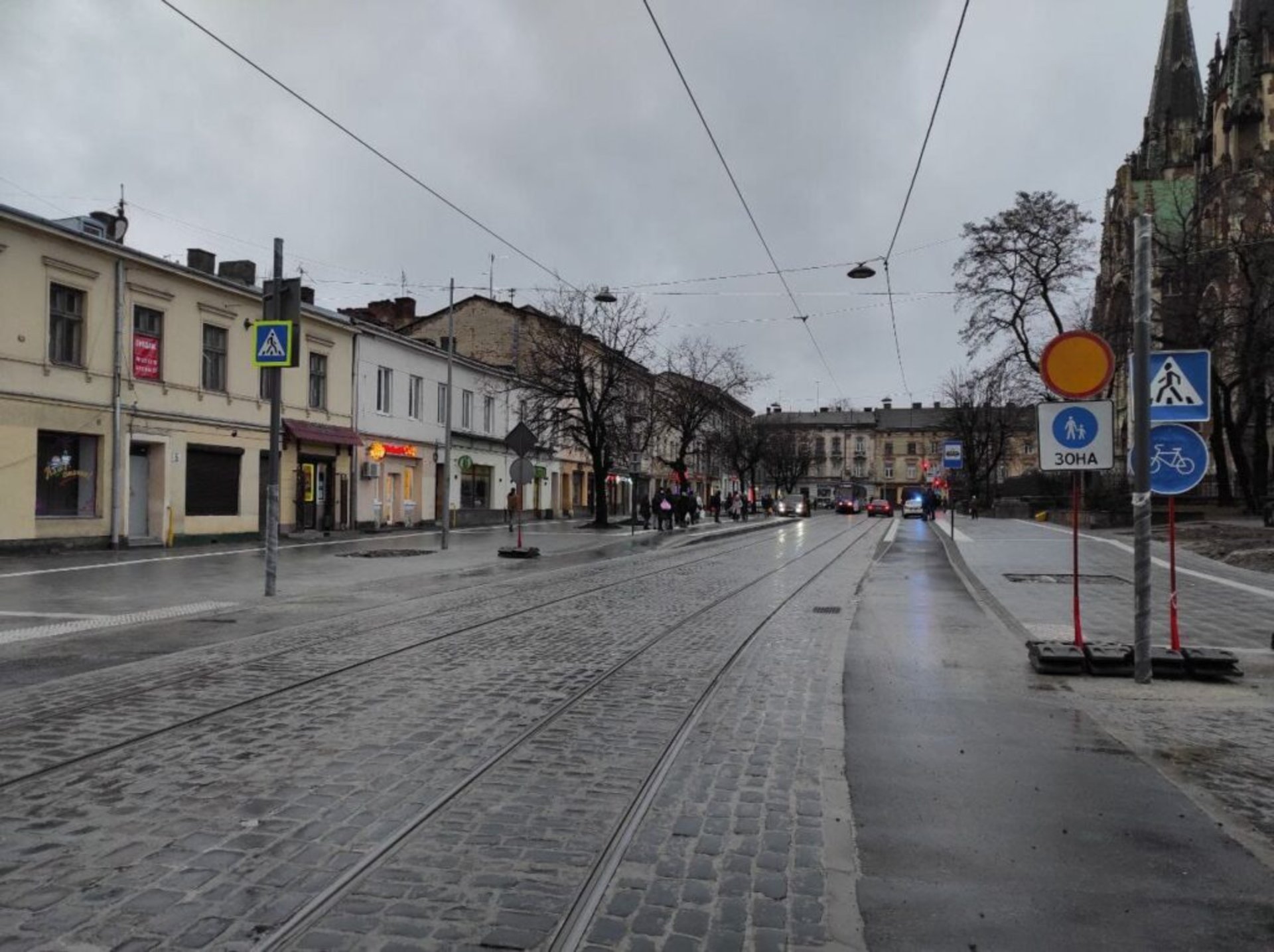 У Львові на площі Кропивницького працює поліція, фото Зручне місто