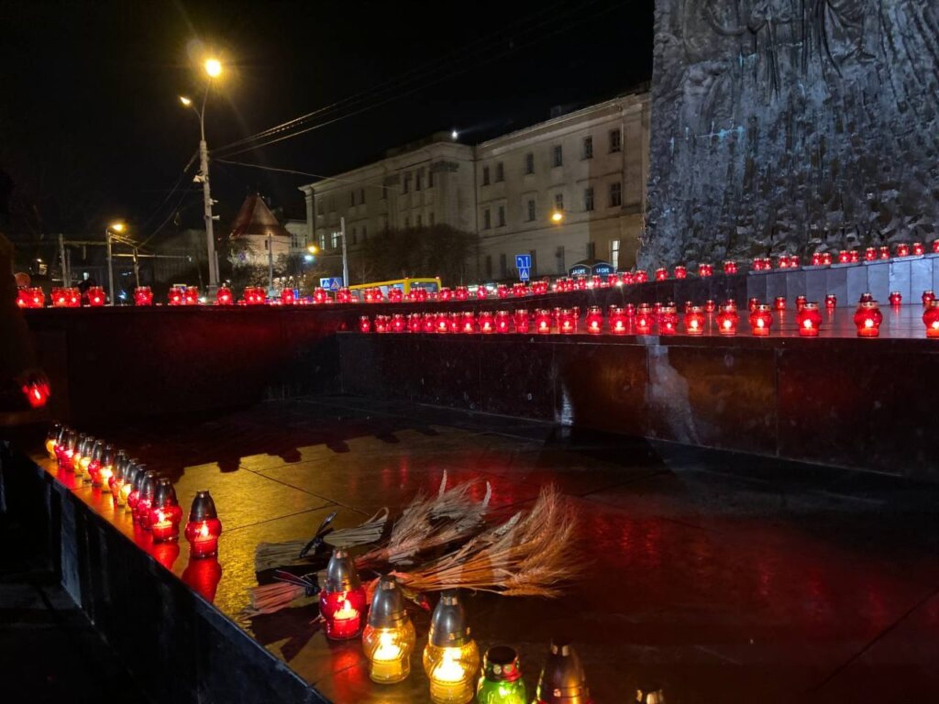 У Львові відбулась мовчазна хода у пам’ять про жертв Голодомору, фото Нацкорпусу