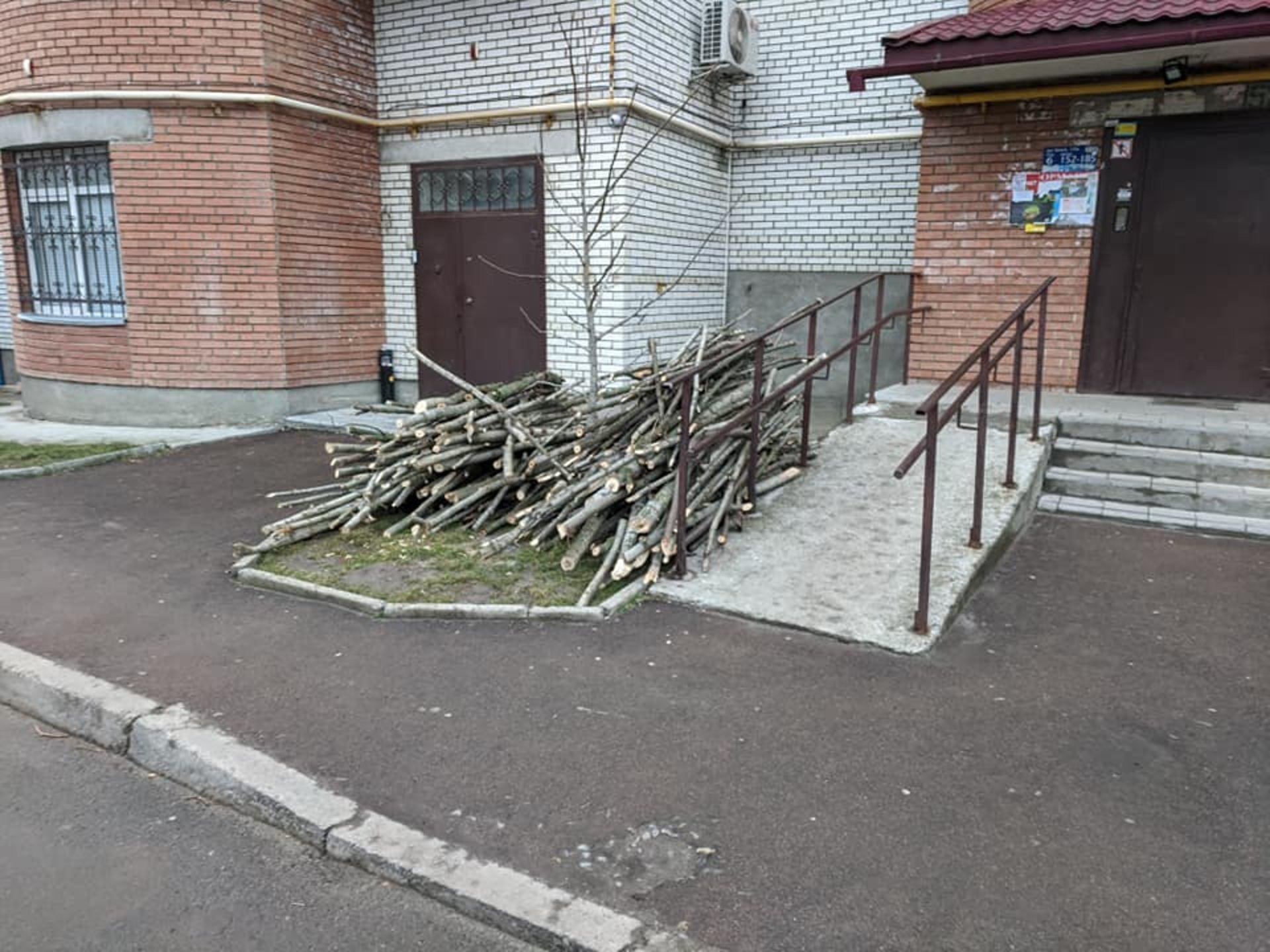 Як у Львові знищили дерева. Фото: Зручне місто.