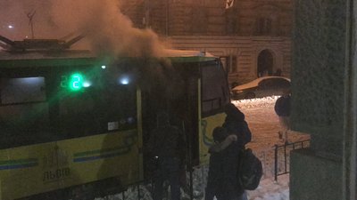 У Львові горить трамвай (ФОТО, ВІДЕО)
