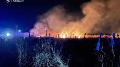 На Львівщині горів цвинтар 