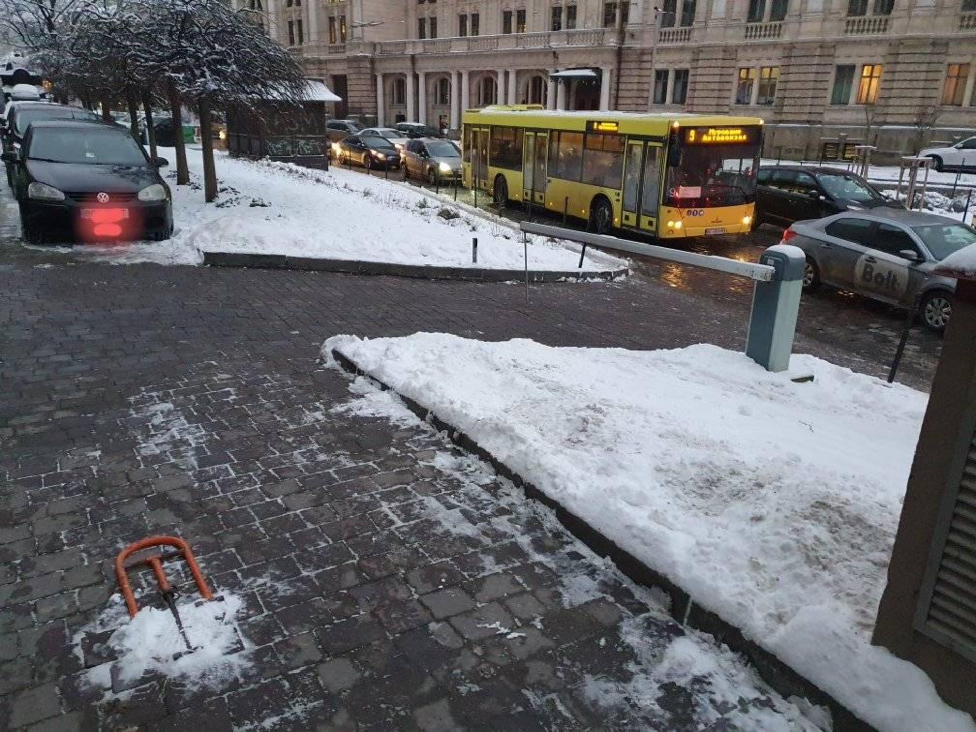 У центрі Львова біля театру облаштували паркінг, фото ГЛМЛ