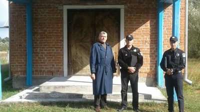 Помста священику: на Львівщині жінка  облила фарбою церкву   (ФОТО)