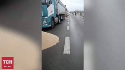 Водії фур, з яких висипали зерно, повернулися в Україну