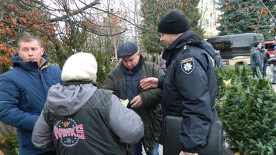 У Луцьку муніципали відібрали у бабусі городину, яку вона продавала (ВІДЕО)