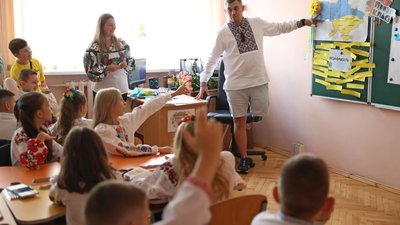 У Львові перший урок у школі провів військовослужбовець, що втратив ногу на війні (ФОТО)