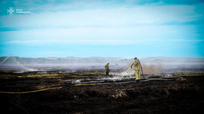 На Львівщині уже кілька діб гасять пожежу торфу