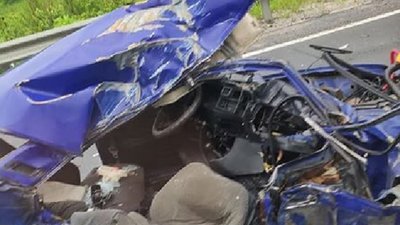 У горах Львівщини сталася жахлива автотроща: фура розчавила легковик (ФОТО)