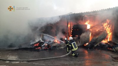 У Харкові сталася масштабна пожежа на складі деревини (ВІДЕО)