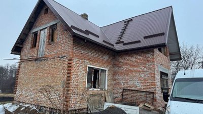 У Підбірцях дрон пошкодив приватний будинок та автомобіль