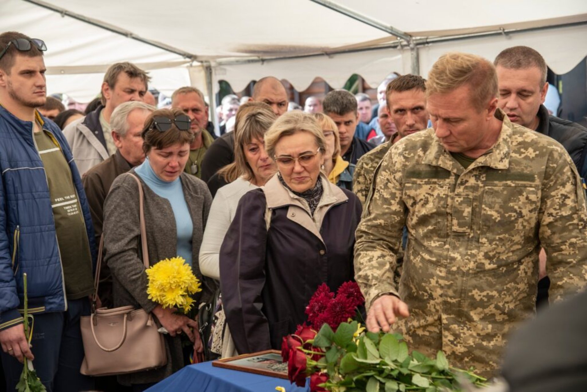 Синьо-жовті браслети: поховали воїна, фото руки якого облетіло весь світ