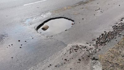 У Львові у спальному районі утворились величезні ями (ФОТО)