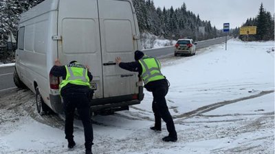 На Львівщині патрульні стежать за дорожніми службами і витягують автомобілі із заметів (ФОТО)