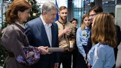 Петро та Марина Порошенко зустрілися з представниками скаутської організації та прийняли від них Віфлеємський Вогонь Миру