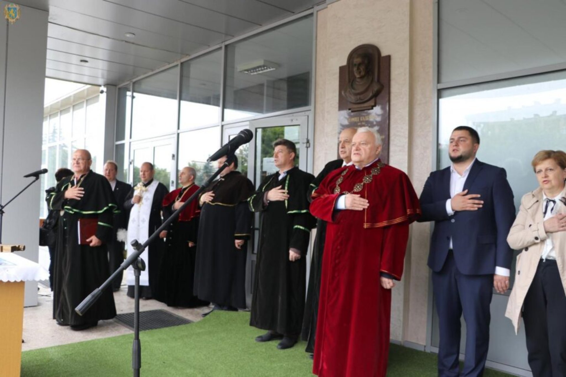 Національний лісотехнічний університет України зібрав на своїй площі у Львові сотні студентів першокурсників