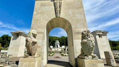У Львові на польському меморіалі «Цвинтар орлят» відкриють скандальні скульптури левів