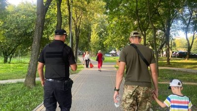 Донька Фаріон почала ходити з охороною