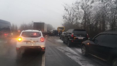 На Львівщині через ожеледицю зіткнулись три автомобілі (ФОТО)