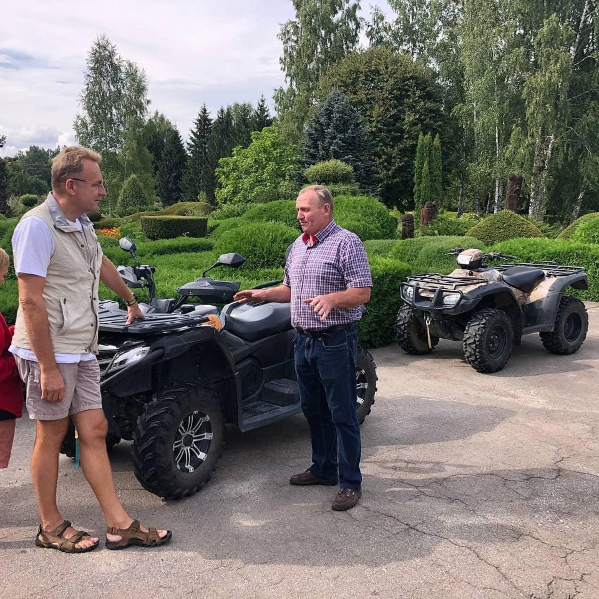 Поїхав у турне: Садовий фотографується із мешканцями Рівненщини