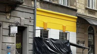У центрі Львова фасад будинку пофарбували у яскравий жовтий колір (ФОТО)