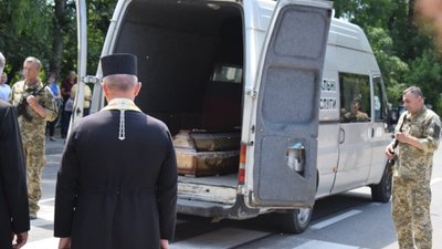 На Львівщині на колінах зустріли тіло Героя України (ФОТО)