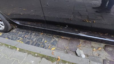 У Львові частина фасаду будинку впала на припаркований автомобіль (ФОТО)