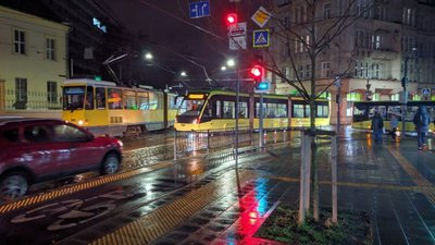 У Львові на перехресті трамвай заблокував рух