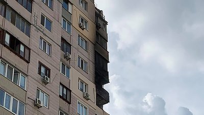 У Києві вигоріла багатоповерхівка — поруч із будинком, де недавно стався вибух (ФОТО)
